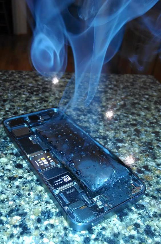 pepper Return archive Iata un iPhone 5S poza in timp ce bateria i se umfla si ia foc | iDevice.ro