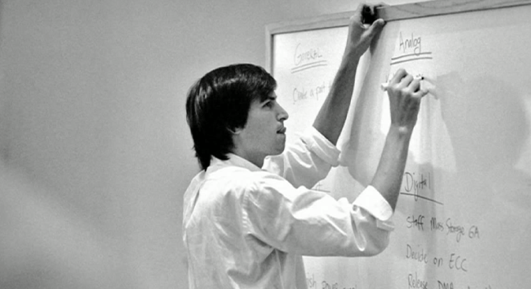 Steve Jobs erotti Applen