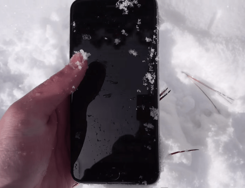 iPhone 6 Plus onder de sneeuw