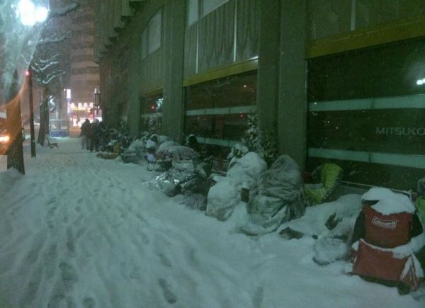 Japaner im Schnee begraben