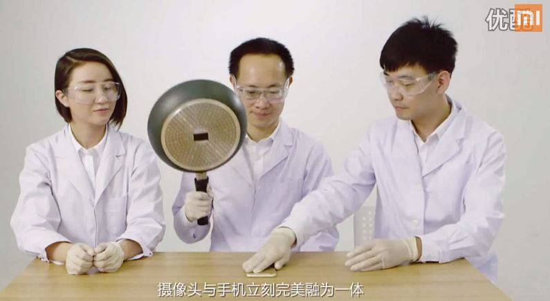 Xiaomi iPhone 6 Plus colpito con una padella