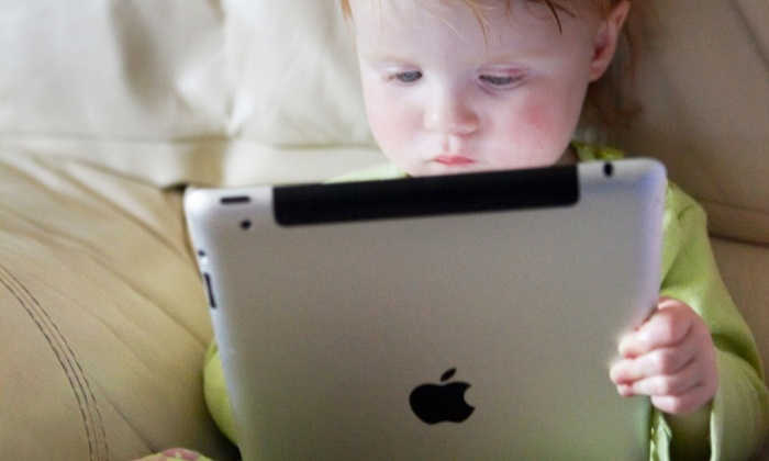 copil tableta iPad