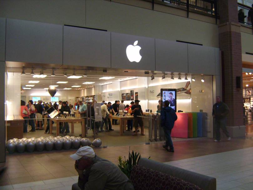 Apple Store in mall