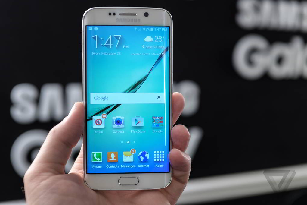 SAMSUNG GALAXY S6 EDGE OFFICIËLE AFBEELDINGEN weergegeven