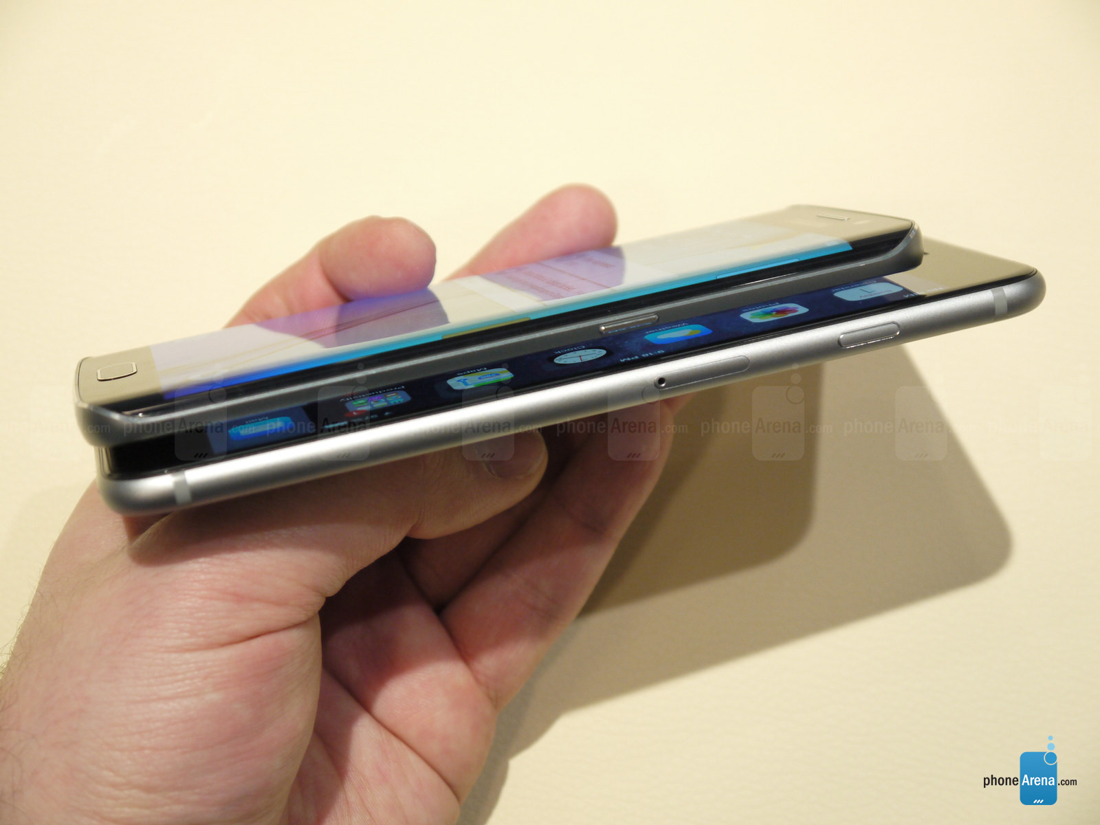 Samsung Galaxy S6 Edge vs iPhone 6 Plus comparatie design 2