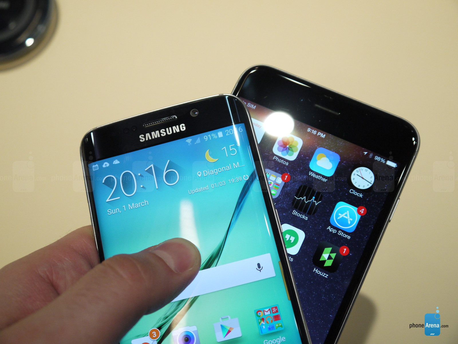 Designvergleich zwischen Samsung Galaxy S6 Edge und iPhone 6 Plus