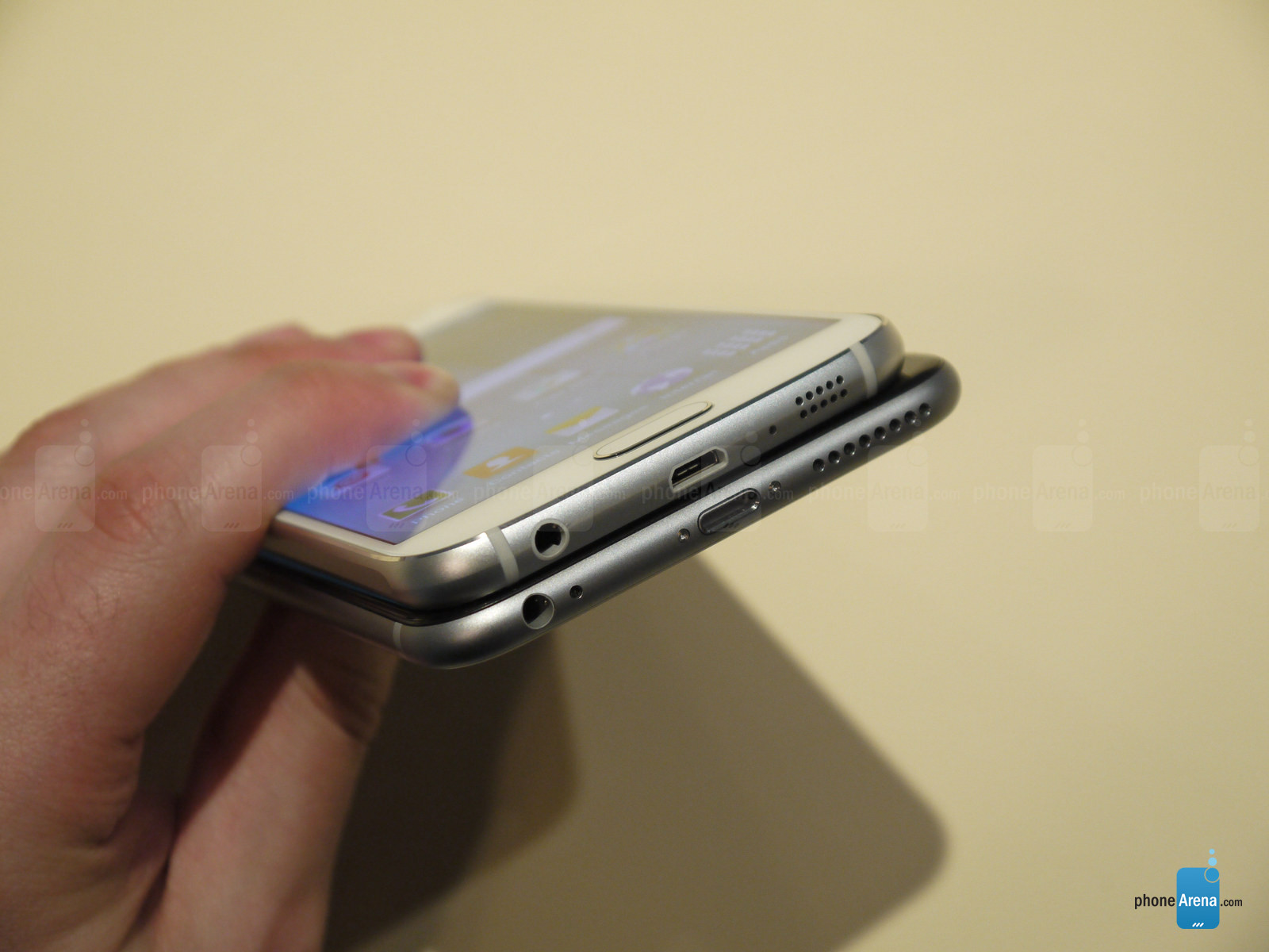 Samsung Galaxy S6 vs iphone 6 Plus 4