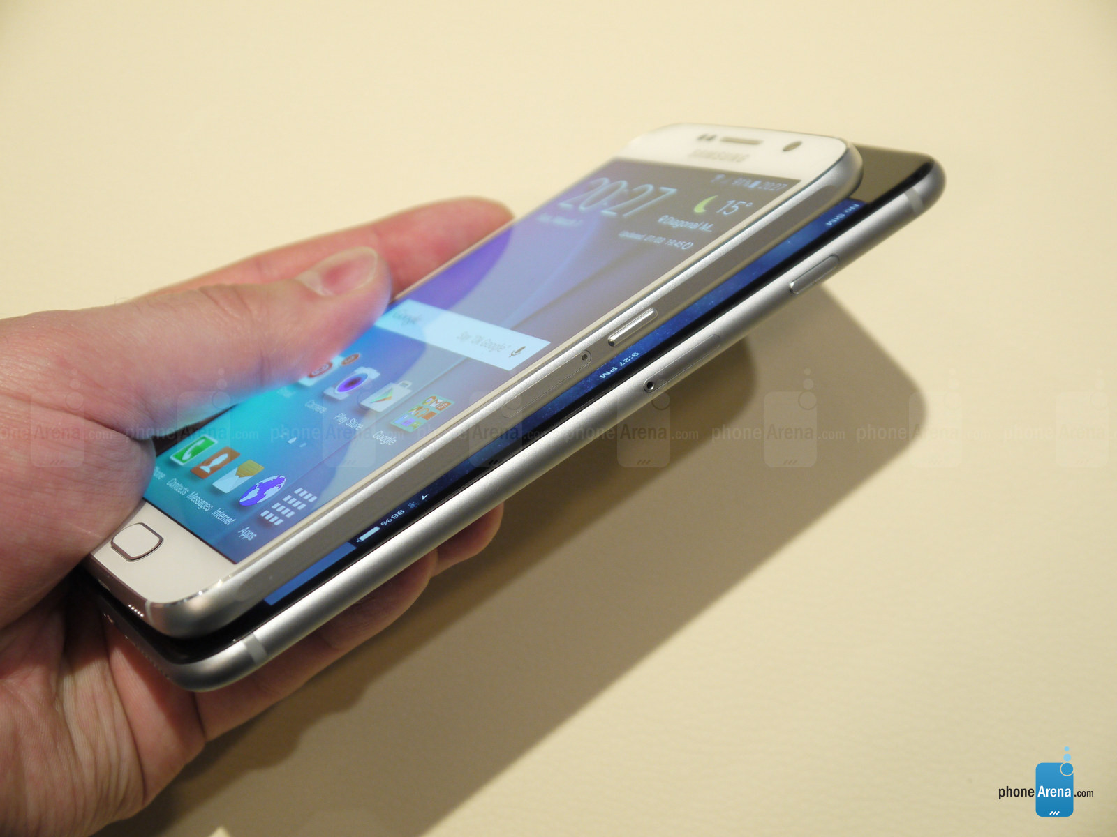 Samsung Galaxy S6 Edge versus iPhone 6 Plus