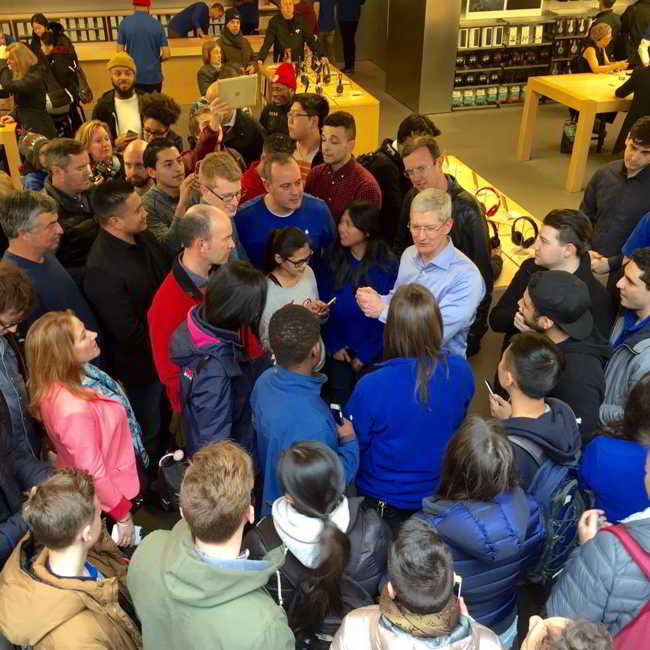 Tim Cook incontra l'Apple Watch