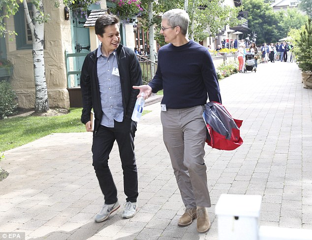 Tim Cook Bill Gates1