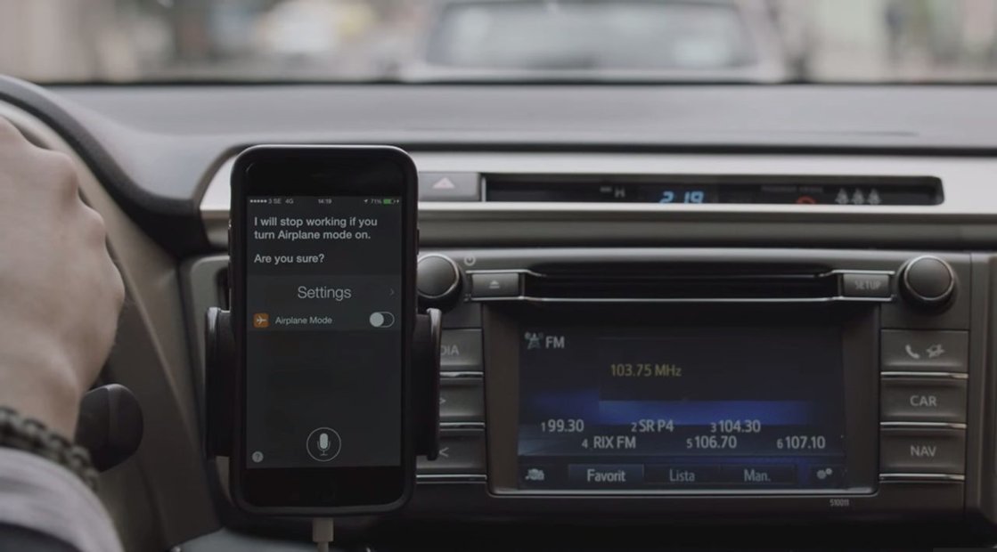 Toyota seguridad vial Siri