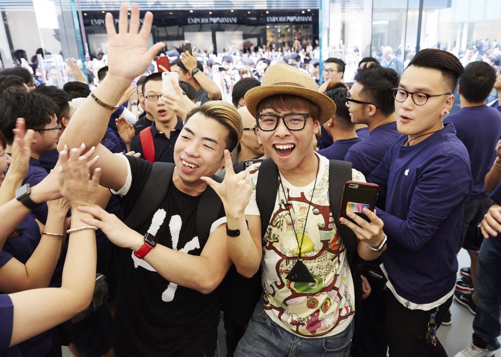 migliaia di persone Apple Store Hong Kong