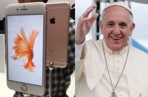 Papst Franziskus überreicht das iPhone 6S