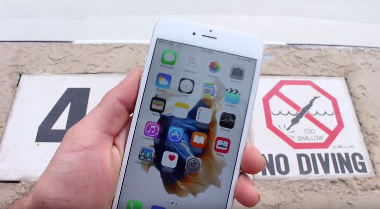 Piscina sumergida del iPhone 6S Plus destruida