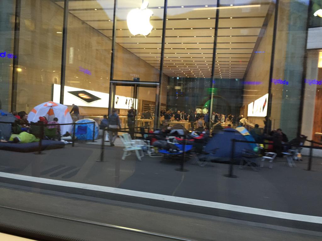 El lanzamiento del iPhone 6s está en cola Apple Store Lagerbild