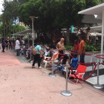 Der Start des iPhone 6s steht im Apple Store Miami in der Warteschlange