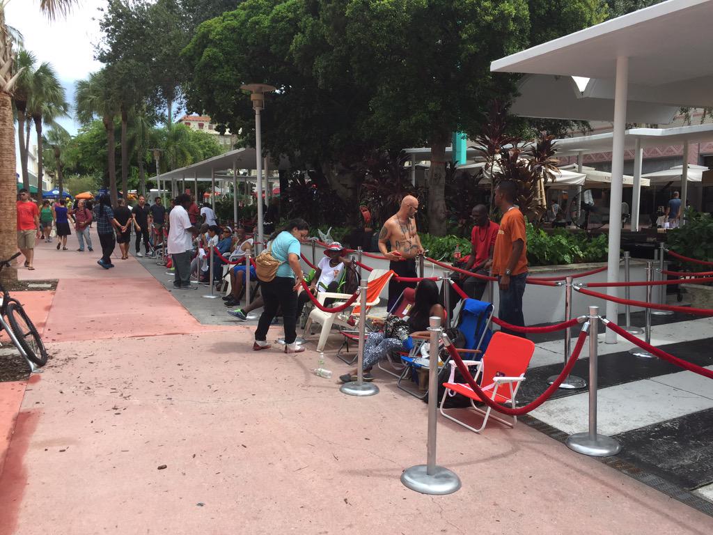 Der Start des iPhone 6s steht im Apple Store Miami in der Warteschlange