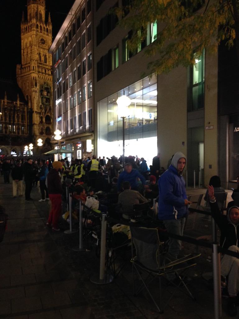 Il lancio dell'iPhone 6s è in coda all'Apple Store di Monaco