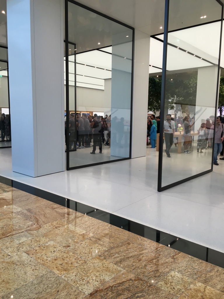 Apple Store Dubai Abu Dhabi on maailman suurin 10