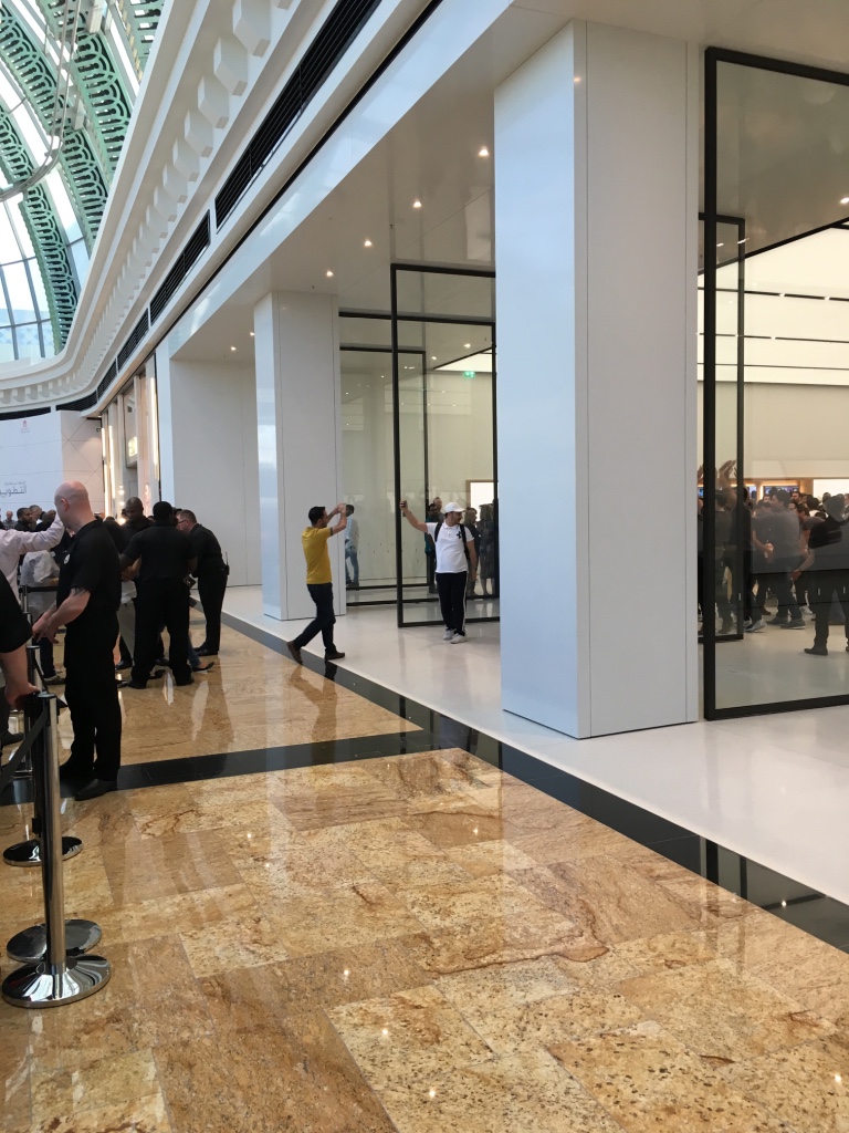 Sklep Apple Store Dubai Abu Zabi największy na świecie 11