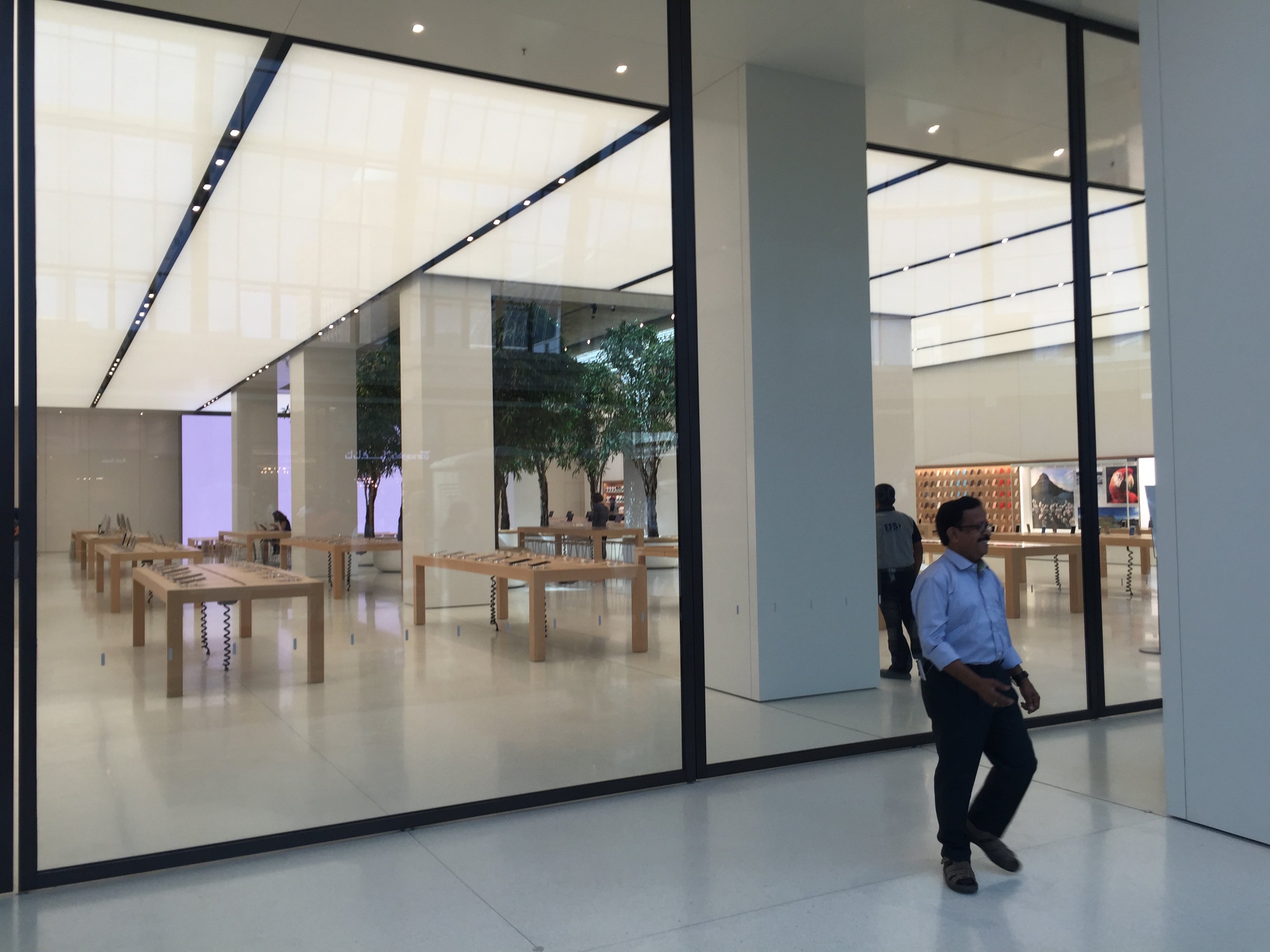 Apple Store Dubai Abu Dhabi the largest in the world 2