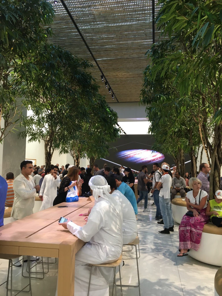 Apple Store Dubai Abu Dhabi den största i världen