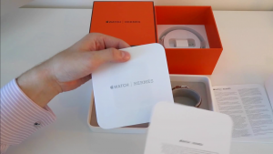 Apple Watch Hermes purkamassa pakkauksen