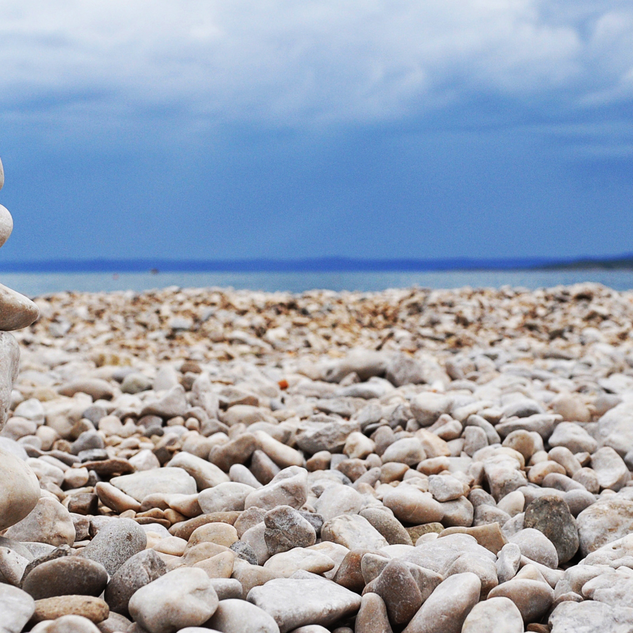 Купающиеся камни. Галечный пляж. Пляж галька. Песок с Галькой. Каменный пляж.