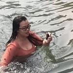 nainen pudotti iPhonen vettä