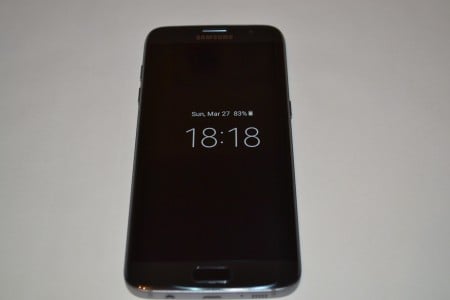 Samsung Galaxy S7 Edge aina näytössä