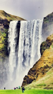 skogafoss_waterfall_iceland_people_landscape_108072_750x1334 | iDevice.ro