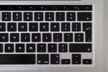 MacBook Pro OLED tastatura 1