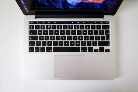 MacBook Pro OLED-näppäimistö 2