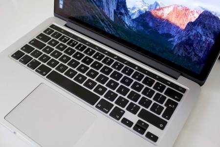 MacBook Pron OLED-näppäimistö