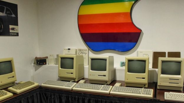 acolescent obsedat de produsele apple retro