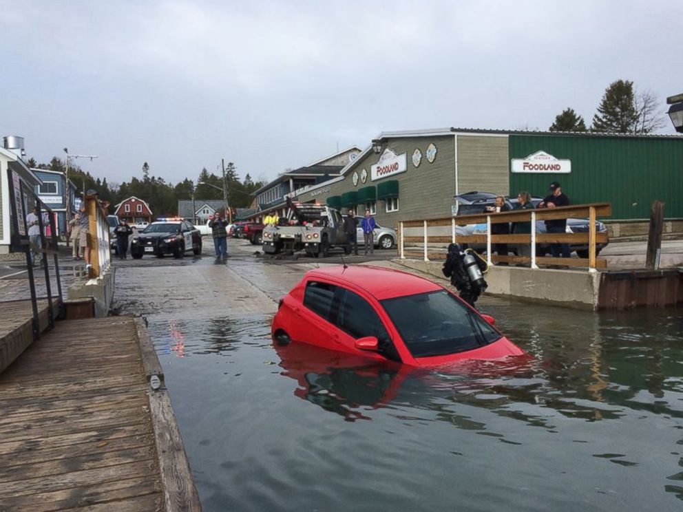 voiture immergée dans l'eau 1