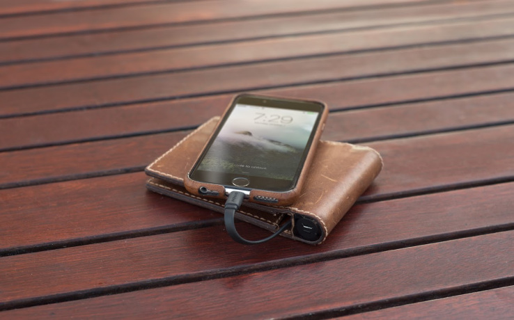 NOMAD slimmad plånbok med externt batteri