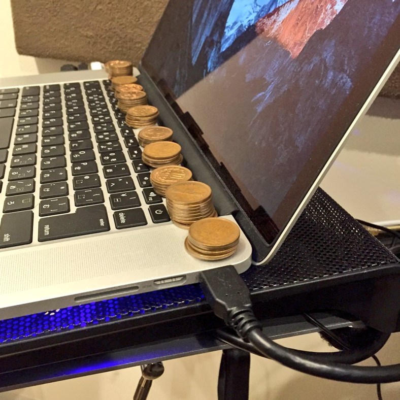 enfriamiento de computadora portátil con monedas