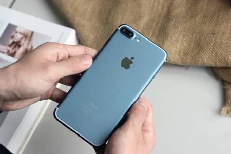 iPhone 7 Plus blu acceso