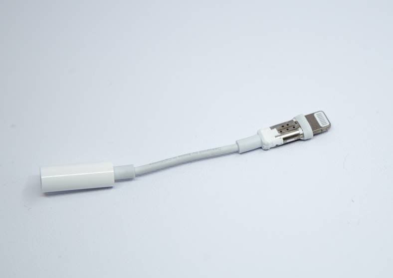 Zdemontowany adapter do iPhone'a 7