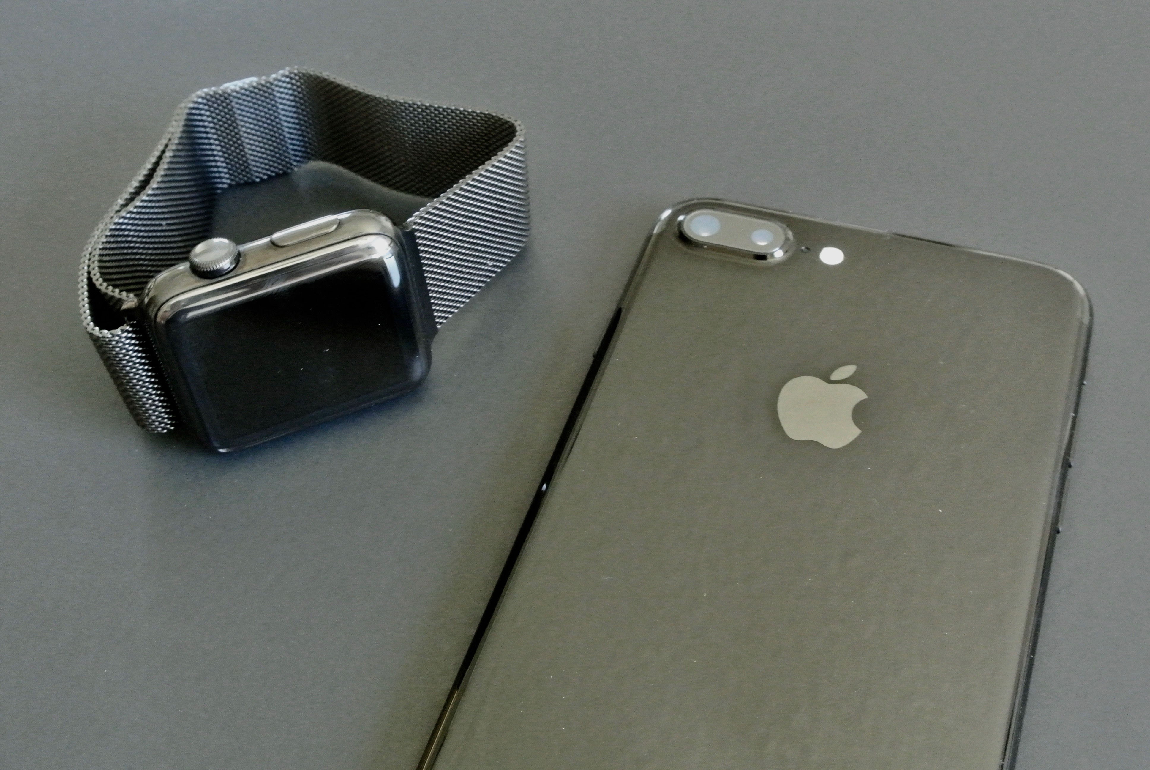 iPhone 7 gitzwart versus Apple Watch Space Black 2