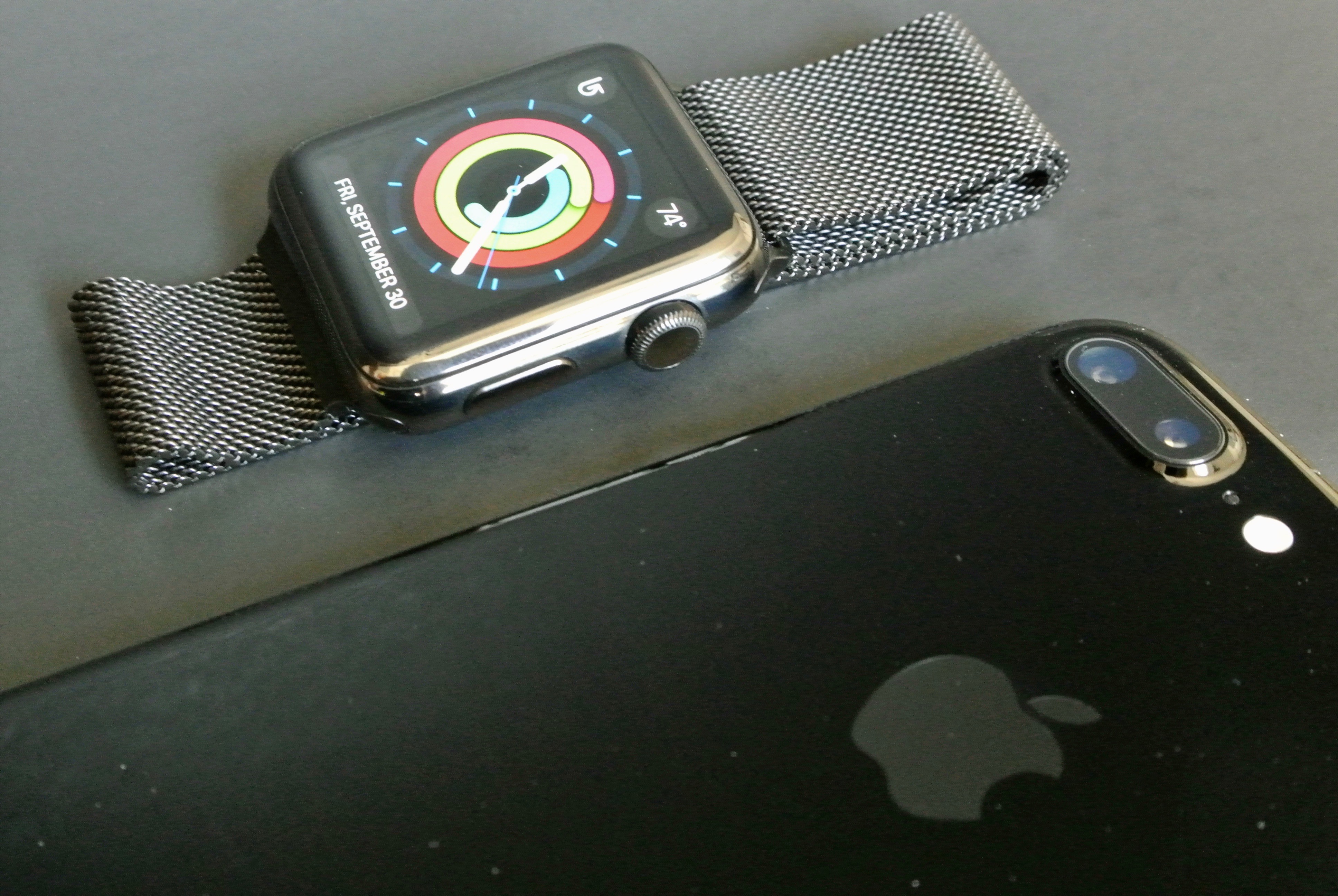 iPhone 7 gitzwart versus Apple Watch Space Black 3