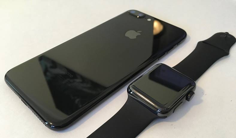 iPhone 7 Jet Black vs Apple Watch Space Black feat