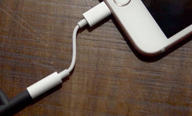 adaptador iphone 7 música débil