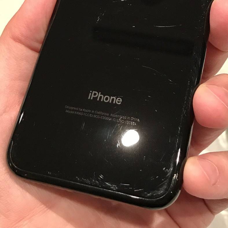 iphone 7 kruczoczarne obiekty porysowane