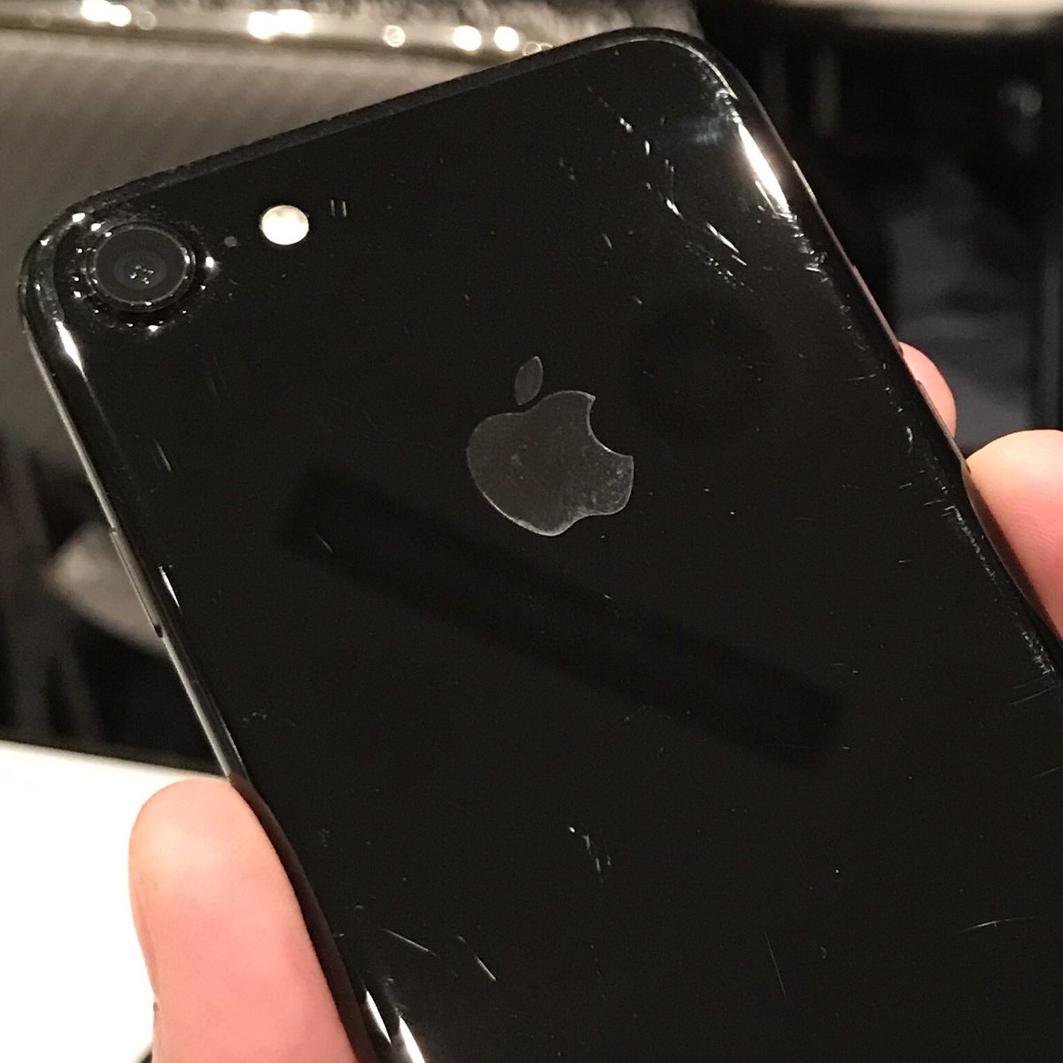 iPhone 7 tiefschwarze zerkratzte Hülle 1