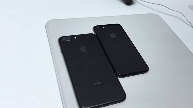 iphone-7-plus-jet-black-livraison