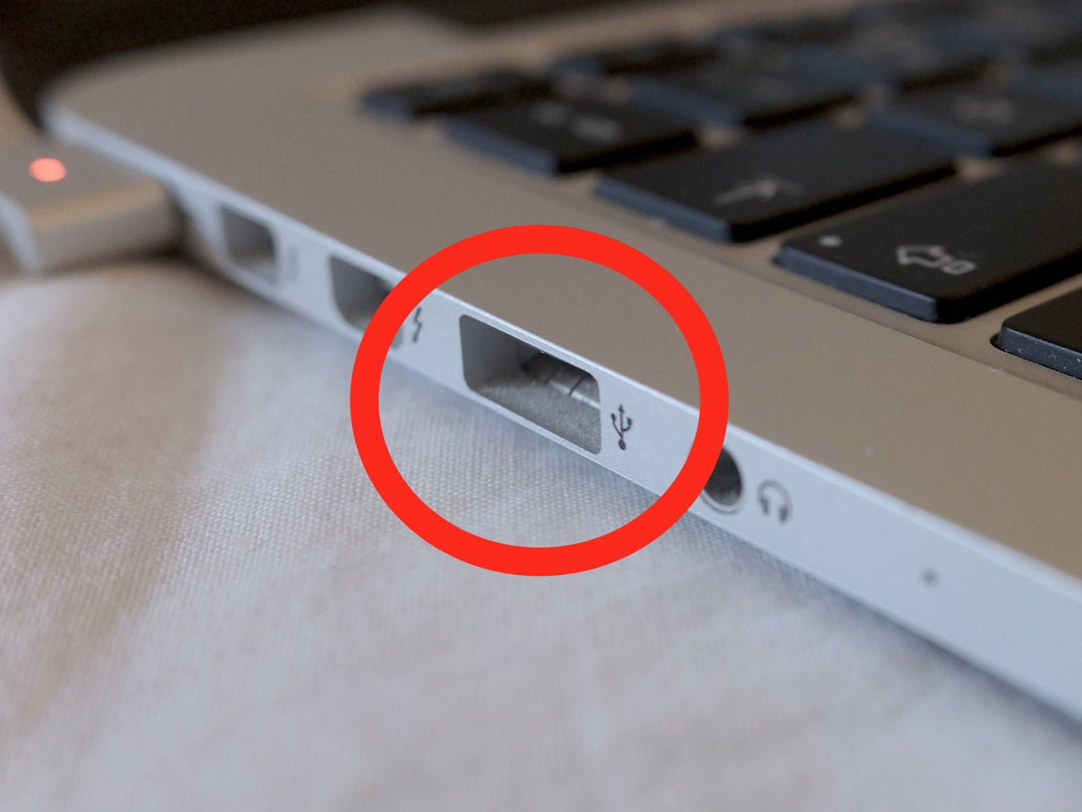 macbook-pro-2016-usb-port-magsafe