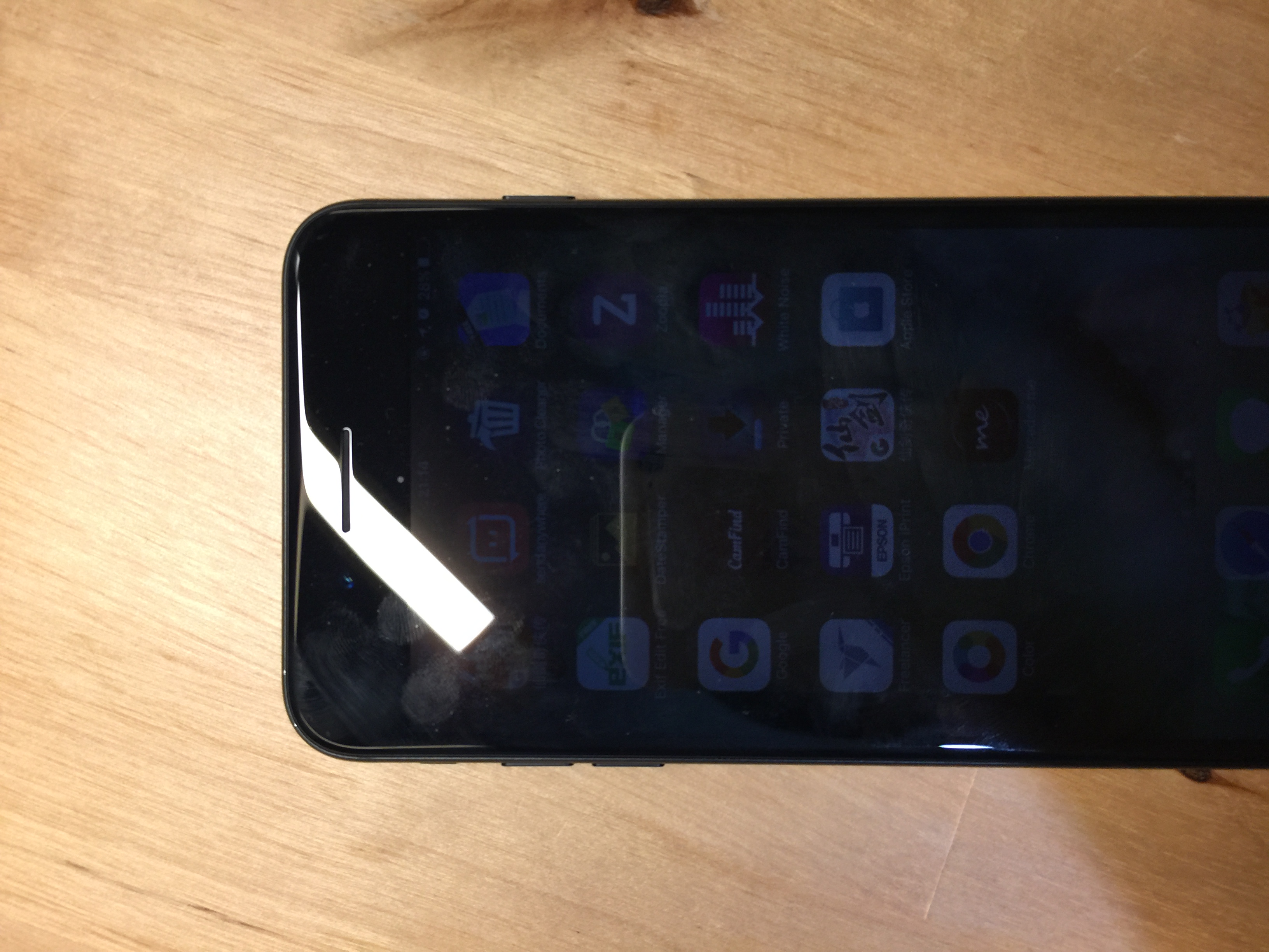 iphone-7-matte-schwarz-hautfarbe-2