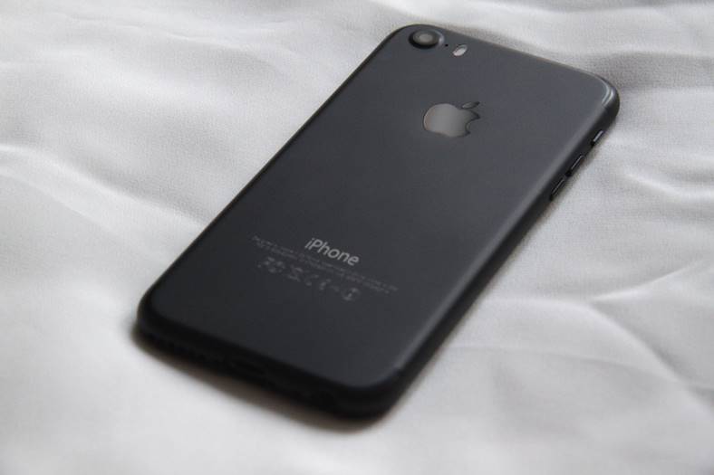 iphone-7-noir-mat-peinture-écaillée